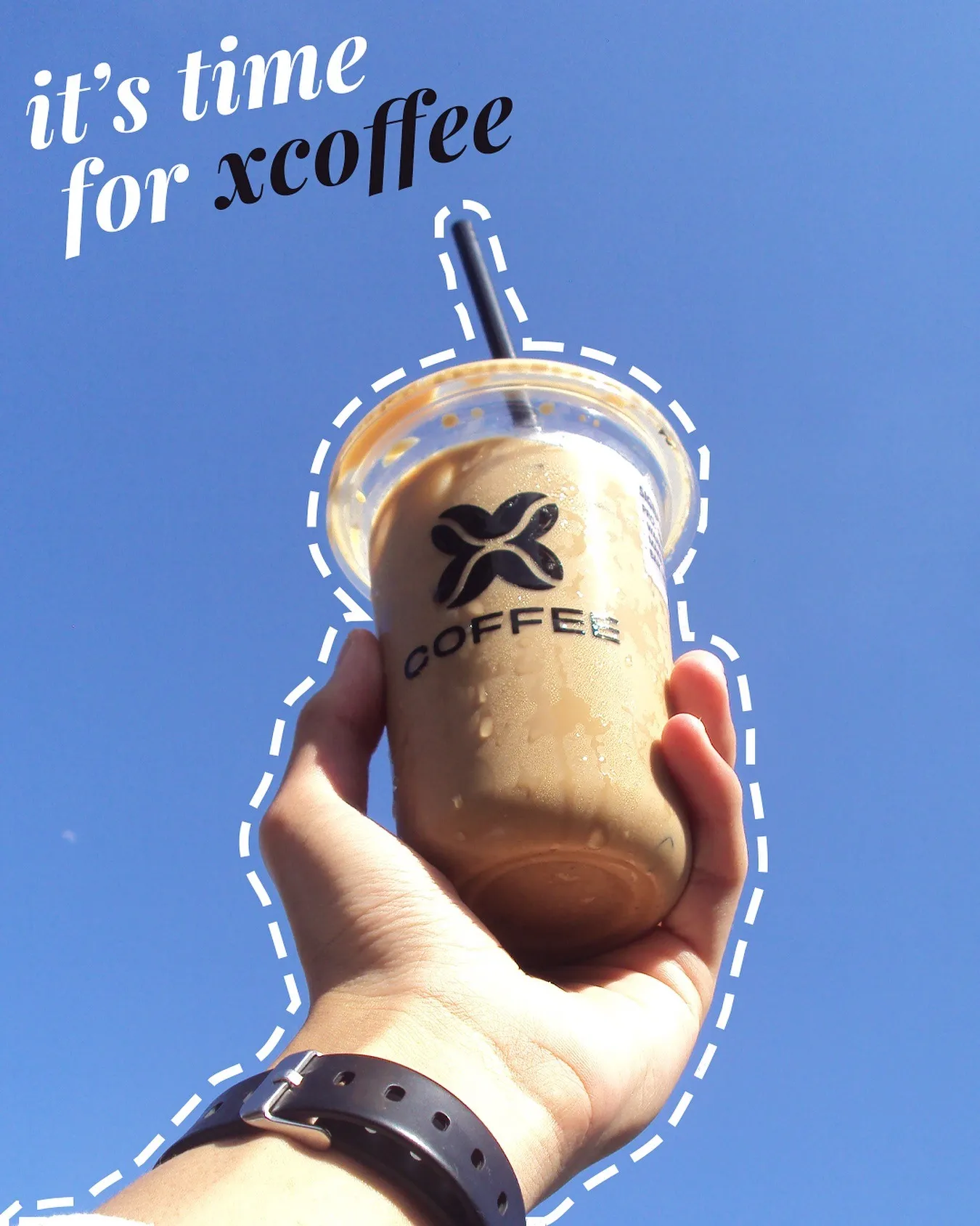 Pelanggan menikmati kopi XCoffee