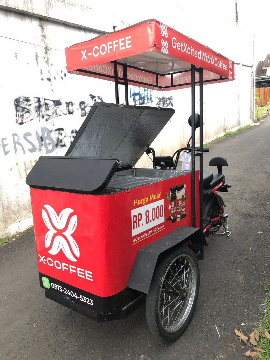 Mockup gerobak keliling XCoffee dengan desain modern