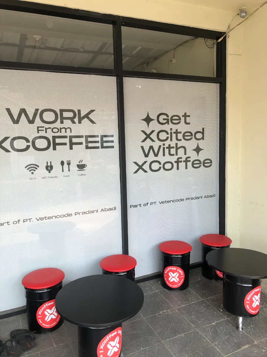 Mockup outlet mini café XCoffee dengan desain modern dan area duduk untuk pelanggan