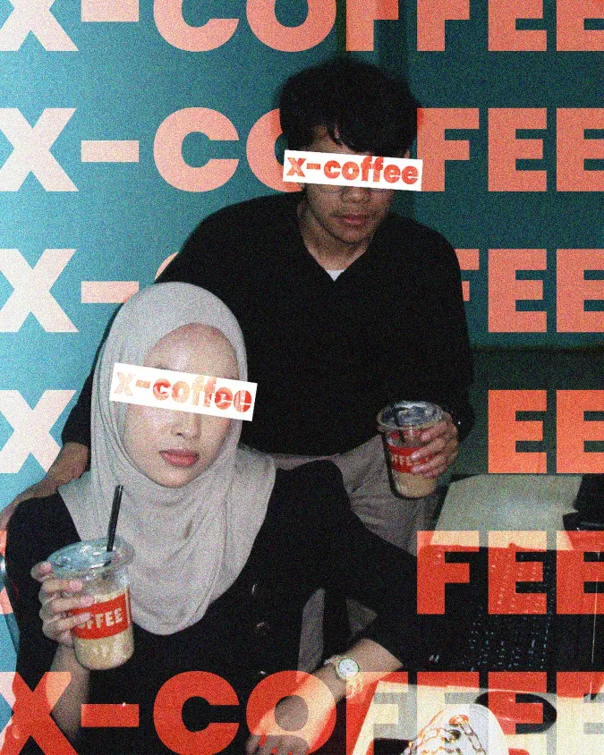 Tim barista XCoffee sedang melayani pelanggan di gerobak kopi